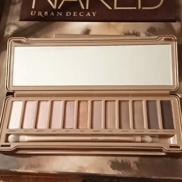 URBAN DECAY NAKED EYESHADOW VAULT - Picture 12 of 13